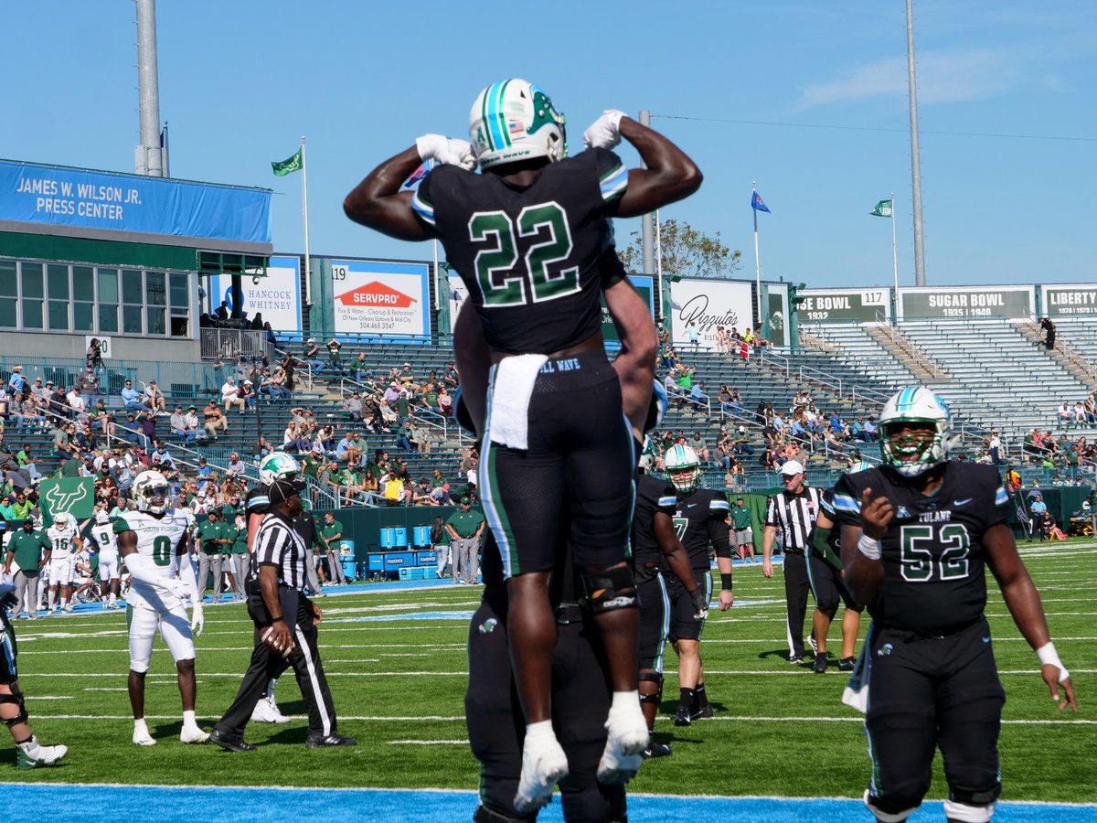 tulanealumni's tweet photo. ＦＬＥＸ．ＯＮ．＇ＥＭ．💪

.@greenwavefb | @tyjae22 

#RollWave🌊 https://t.co/lC8XnGVxP5