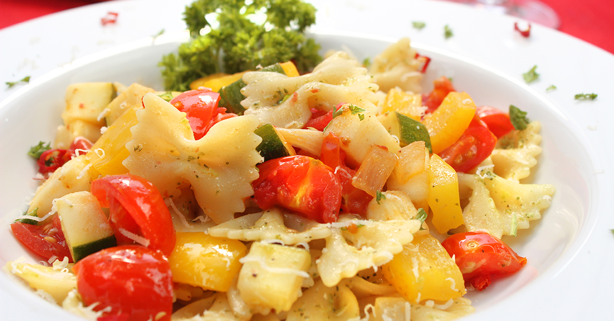 ShopRedSun's tweet photo. Farfalle, farfalle, farfalle - doesn't it roll off the tongue nicely? So will this 3 Pepper Pasta Recipe loaded with veggies like cherry tomatoes, zucchini, #Sweetpops and yellow peppers.
#RedSunFarms #PastaRecipe #Pasta #PastaIdeas #healthypasta #farfalle https://t.co/HoTauXRB7Z