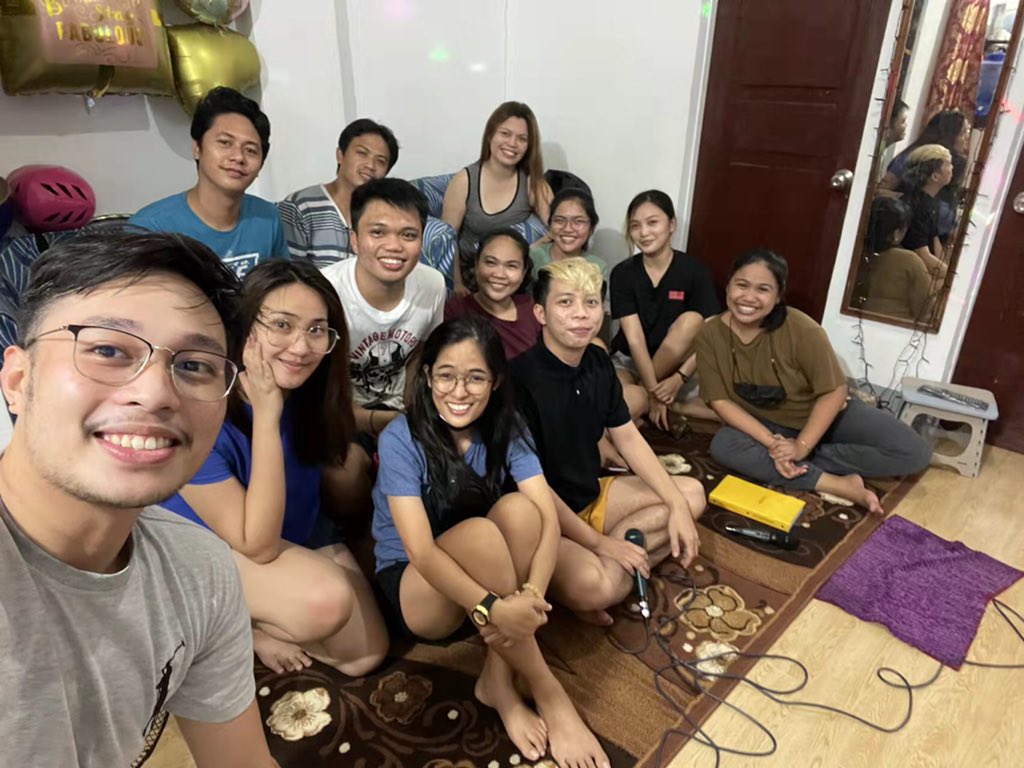 CollamatJustin's tweet photo. Saturday night with these peps https://t.co/VdaT52S3k5
