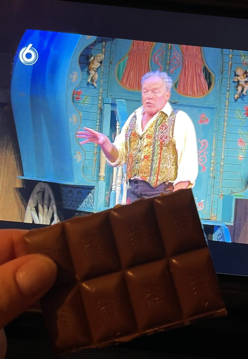 LPACMM's tweet image. “Ik vreet alleen chocola op dagen die met een ‘G’ eindigen.” Alsof ‘ie het weet hè.. #BertVisscher #SBS6