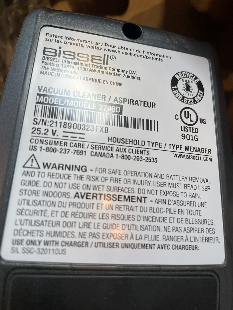 valen_bla's tweet photo. Pictures of faulty Bisell pet icon pro @BISSELLclean https://t.co/Fk45mtnE5f
