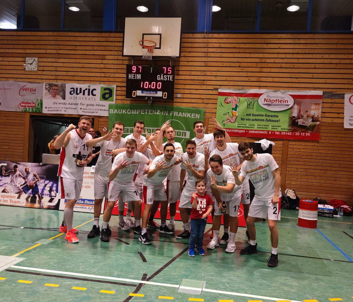 VfL Treuchtlingen (@vflbaskets) on Twitter photo Mit 97:75 gewinnen wir gegen @FCBB_Jugend 3 und bleiben auch im vierten Spiel ungeschlagen.
#WirbleibenunsTreu Mit 97:75 gewinnen wir gegen @FCBB_Jugend 3 und bleiben auch im vierten Spiel ungeschlagen.
#WirbleibenunsTreu