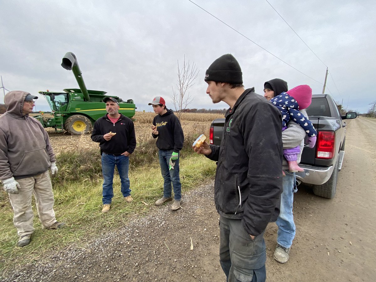 VitucciFarms's tweet image. @Brad_Hallock getting his exercise on the crisp November Saturday @PRIDESeeds  #ontag #cornplot #afterplotdonuts