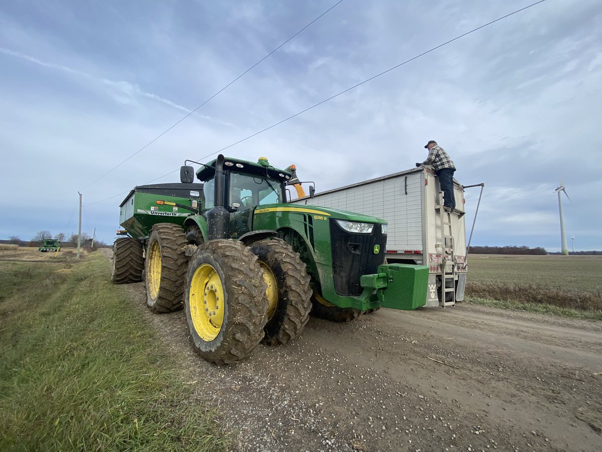 VitucciFarms's tweet image. @Brad_Hallock getting his exercise on the crisp November Saturday @PRIDESeeds  #ontag #cornplot #afterplotdonuts