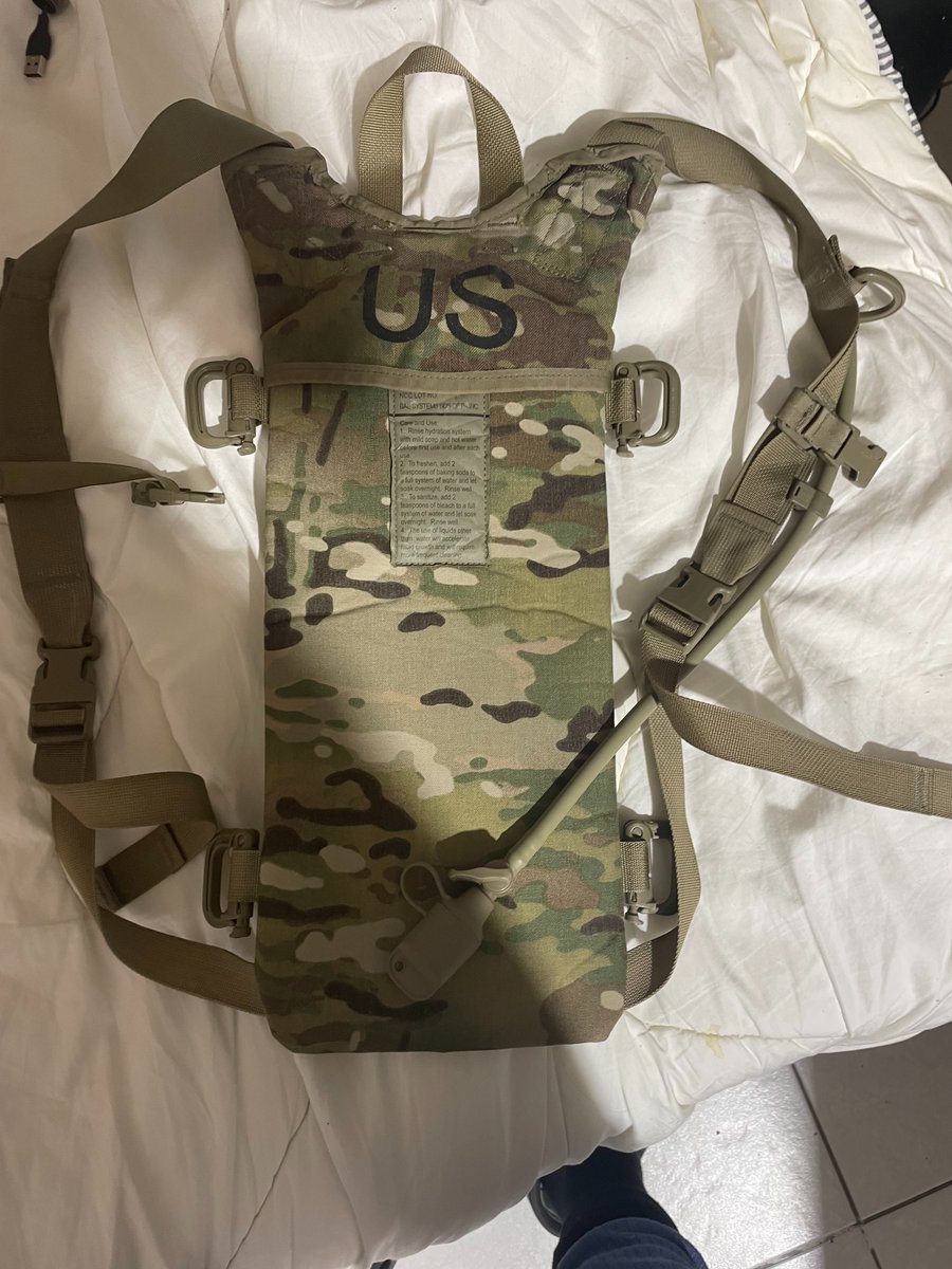 D00ncat's tweet photo. @DayZ this is duffle hydration bag ,weared like vest. i think this could be a great idea to stay hydrated. only need to refill time to time with purified water;p https://t.co/TwtRnzgg4c