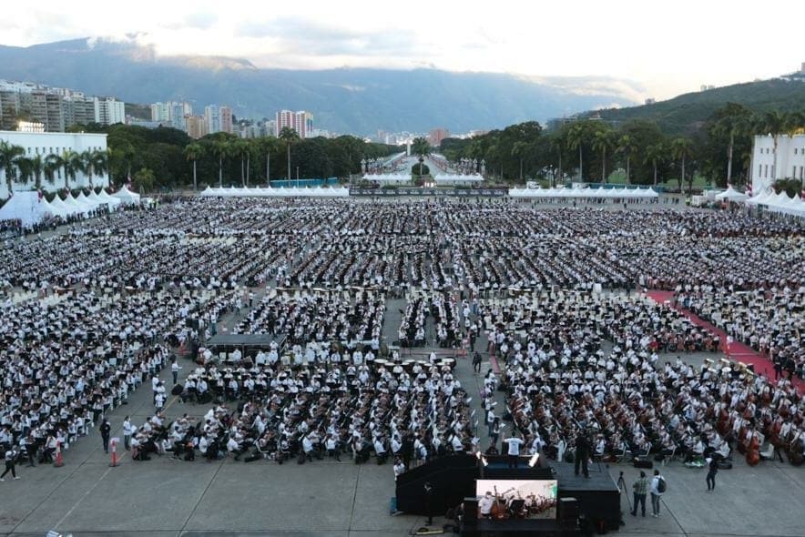 todocurso's tweet photo. #LaOrquestaMasGrandeDelMundo
Ya es oficial, Venezuela obtiene el Récord Guinness como La Orquesta más Grande del Mundo 
Felicidades al sistema de Orquestas y Coros Juveniles e Infantiles de Venezuela, lo lograron ¡Enhorabuena!
🇻🇪🇻🇪🇻🇪
#RecordGuiness https://t.co/fFAIRtHE9d