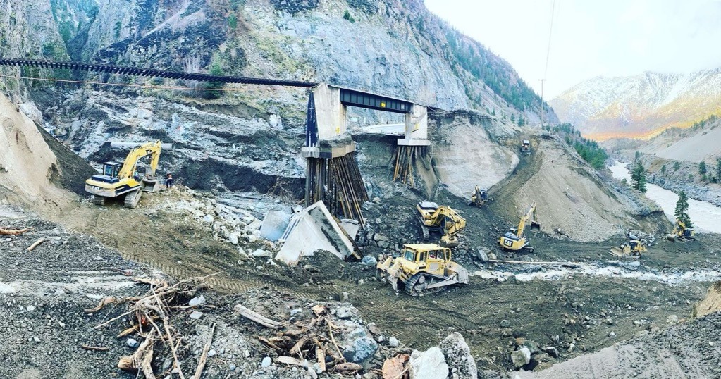 Twitter 上的bc Transportation Work Underway To Repair Damage At Tank Hill On hwy1 Thanks To Canadianpacific Rail For This Shot And To All The Crews Out There Doing Everything They Can To