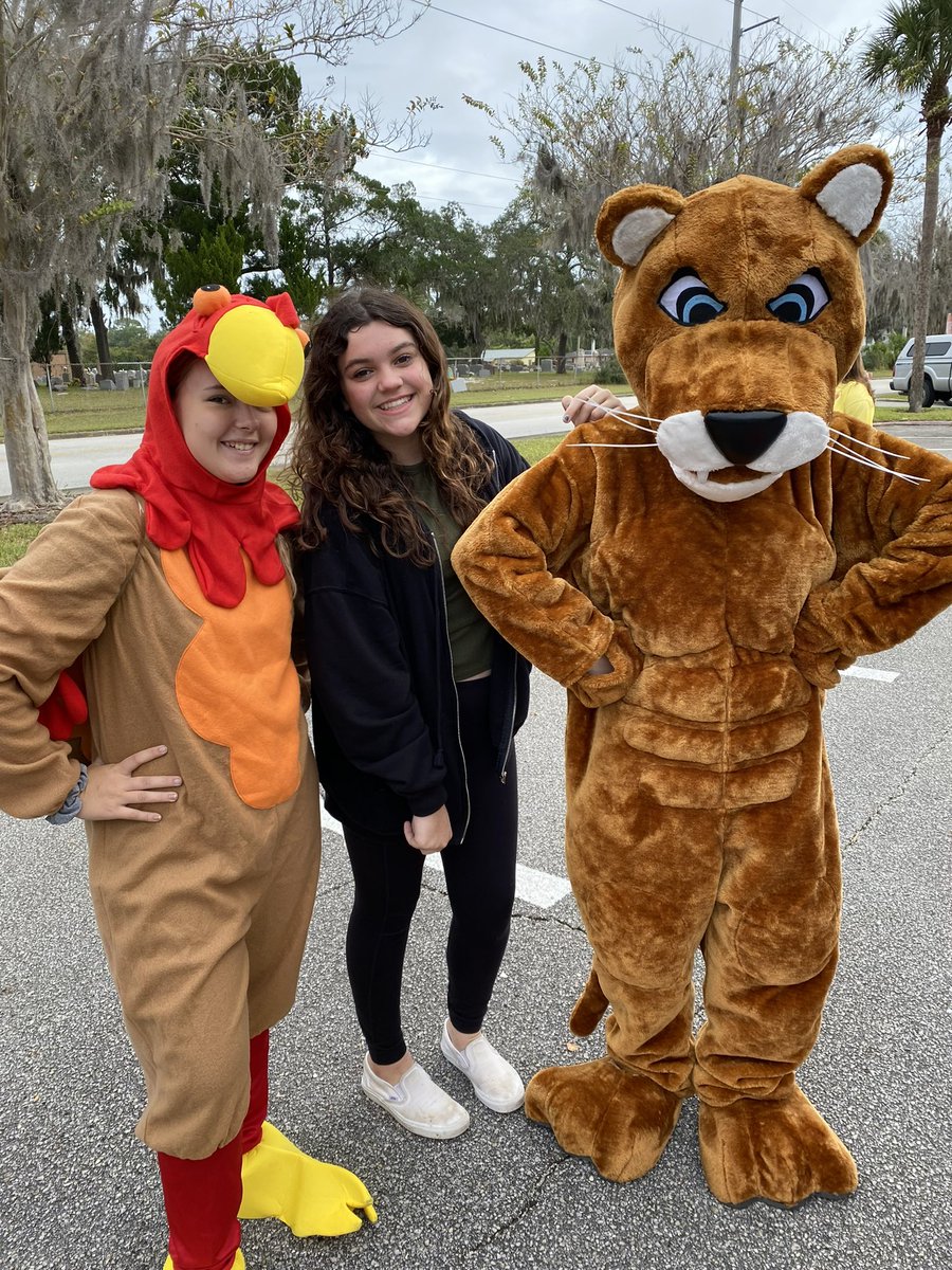 creekside_rocks's tweet photo. Our new Creekside Cougar made its debut today at the Volusia Basket Brigade!!! Thank you again to all who donated and volunteered to deliver! It was a fantastic morning!!! 💚🦃🐾🦃💚
#CreeksideVCSRocks
#VolusiaBasketBrigade
#TurkeysOnTheTable
@VCSCuthbert @volusiaschools https://t.co/cr6uM2GrgS