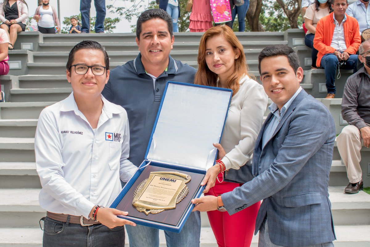 UNEMIEcuador's tweet photo. Compartimos con ustedes los mejores momentos de la participación de nuestras autoridades, decana Jessenia Cárdenas y el rector Fabricio Guevara, en el encuentro juvenil del MUC, quien recibió una placa de reconocimiento por su larga trayectoria de formación y apoyo estudiantil. https://t.co/6ZU1Zg3F9C