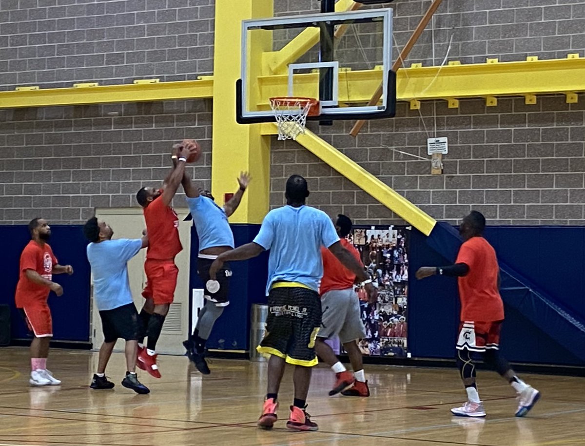 SuperBaston's tweet photo. Great games are still going on at the #BattleofNewEngland high school tournament!#Legends #ballers #AlSki #commUNITY ππ½πβ€οΈ@JazzSinger15 https://t.co/1pvhqKJ9md