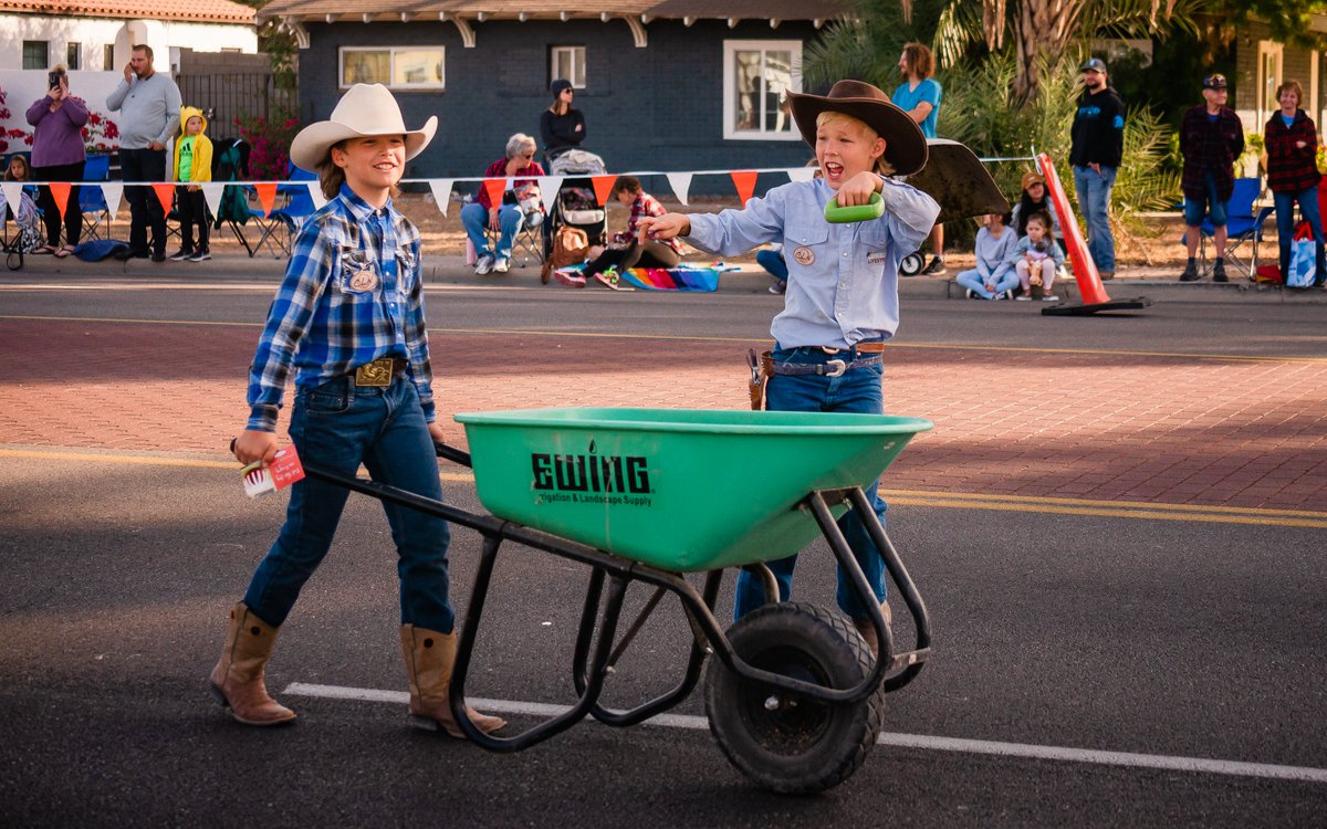caservant's tweet photo. Authentic Gilbert.
#GilbertYourTown #GilbertDays #GilbertDaysParade #Cowboys https://t.co/Z7VY17IpHb