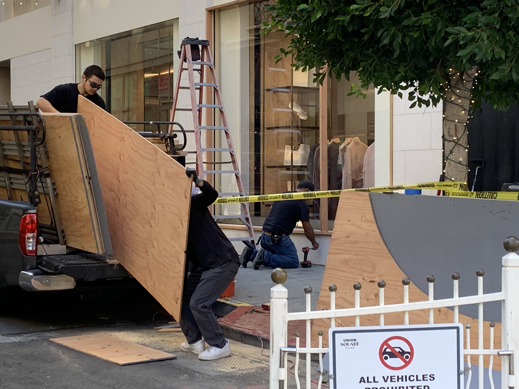 Cornell Barnard on X: SF Union Sq. business are repairing broken glass  after vandalism & smash-and-grab robbery at @LouisVuitton store. @SFPD  say multiple arrests made.    / X