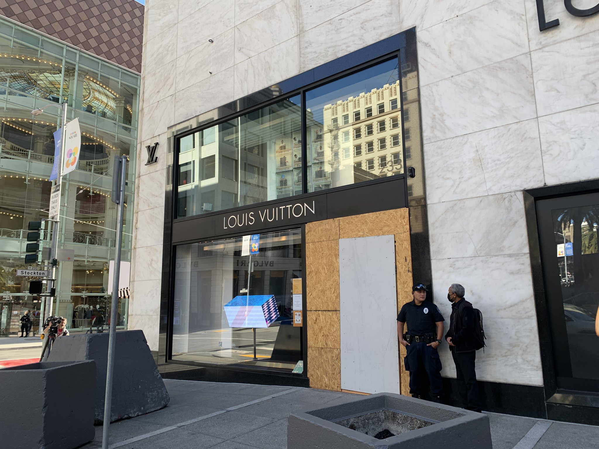 Cornell Barnard on X: SF Union Sq. business are repairing broken glass  after vandalism & smash-and-grab robbery at @LouisVuitton store. @SFPD  say multiple arrests made.    / X