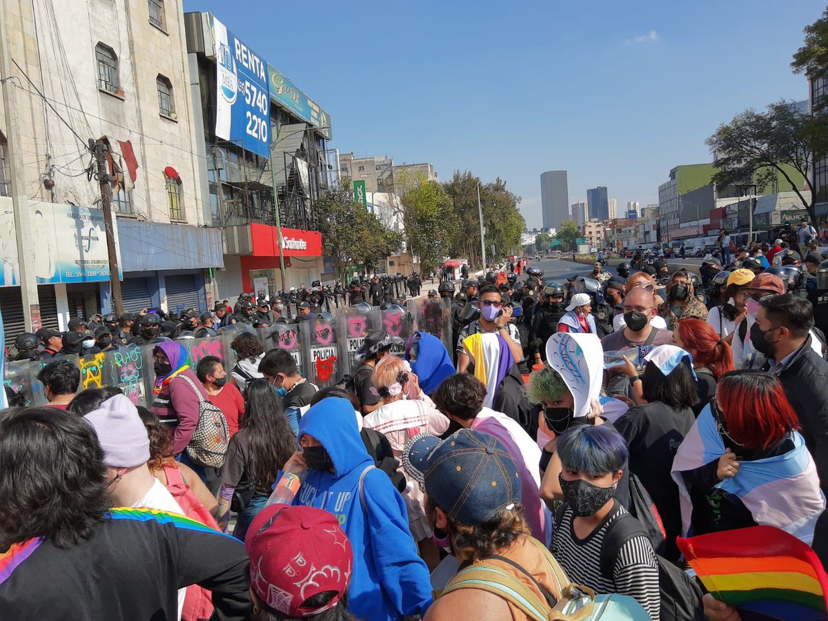 SoyHomosensual's tweet photo. Una persona necesita atención médica en la Marcha de #MemoriaTrans y la policía no permitió el paso de personal médico. 🚨 

Está siendo atendida por las mismas personas asistentes a la marcha. Cada vez nos reducen más el espacio en el que nos tienen encapsuladas. @Claudiashein https://t.co/nhH4mlc0pR