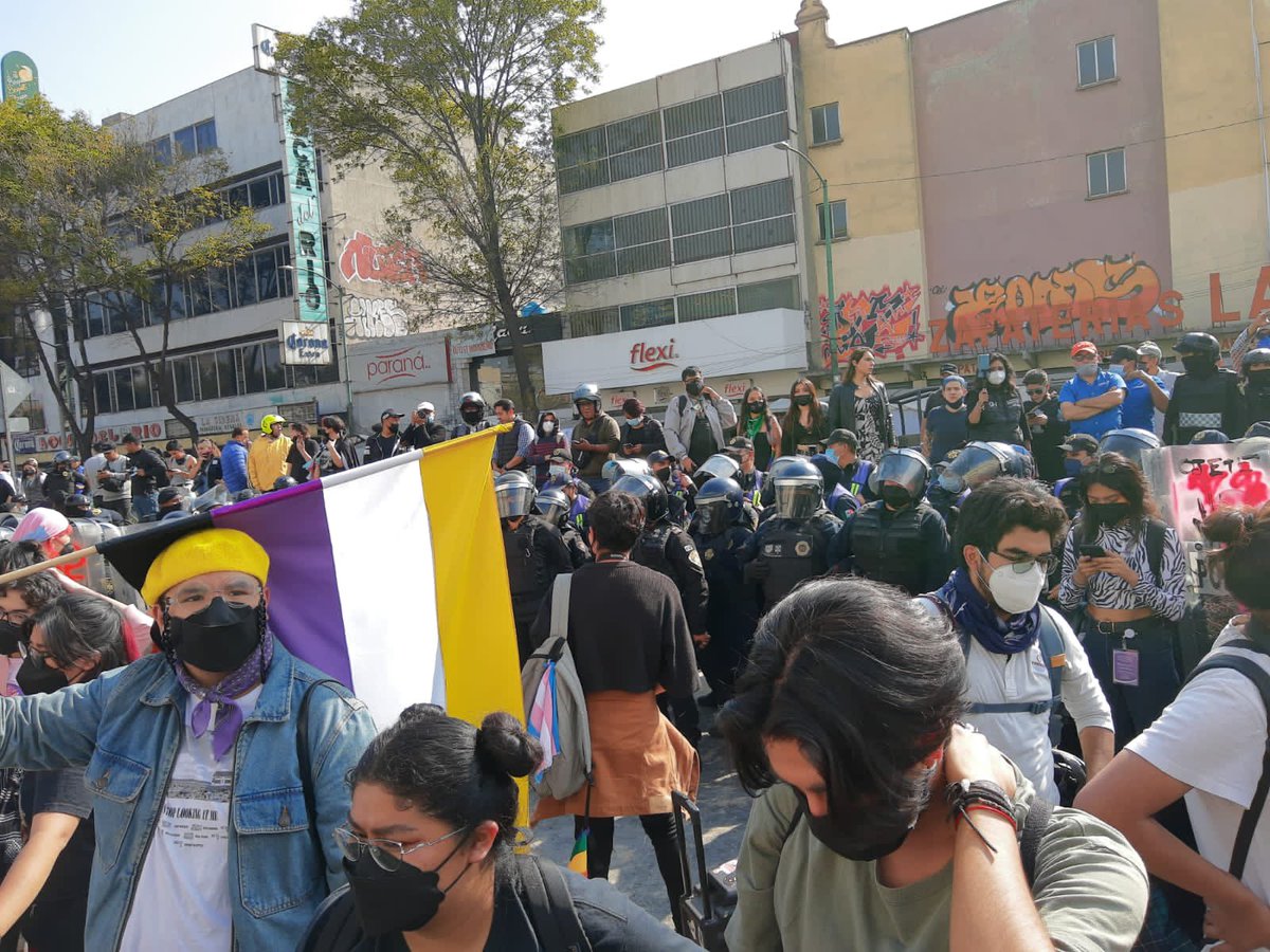 SoyHomosensual's tweet photo. Una persona necesita atención médica en la Marcha de #MemoriaTrans y la policía no permitió el paso de personal médico. 🚨 

Está siendo atendida por las mismas personas asistentes a la marcha. Cada vez nos reducen más el espacio en el que nos tienen encapsuladas. @Claudiashein https://t.co/nhH4mlc0pR