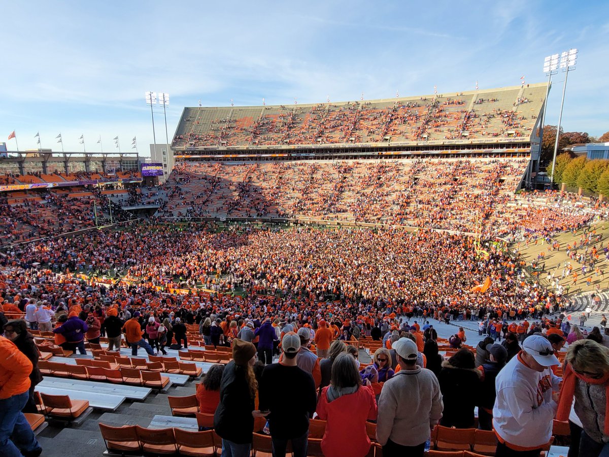 MDavidHood's tweet photo. Not sure I've ever seen this many people on the field. https://t.co/8Wvnb678pT