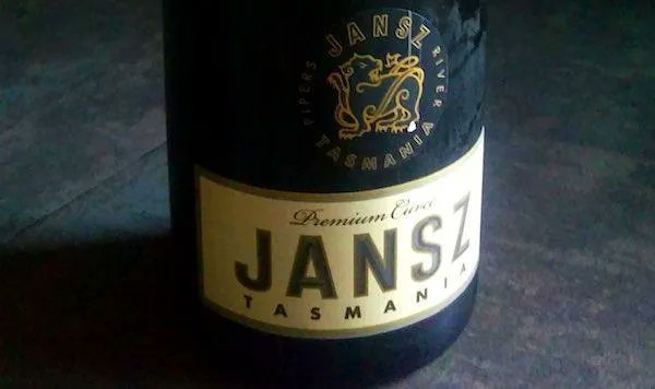 Are you ready for a good bottle of bubbly? Here's one we recommend from Tasmania! buff.ly/3kSqqE4 @JanszTasmania @forkmespoonme @WineOnTheDime @WinoMotel @vashtiroebuck1 @wineNweather @KitchenSprout @Oenophilechat @Rebel_Vino @TasteTV @LoriMoreno @winetraveleats