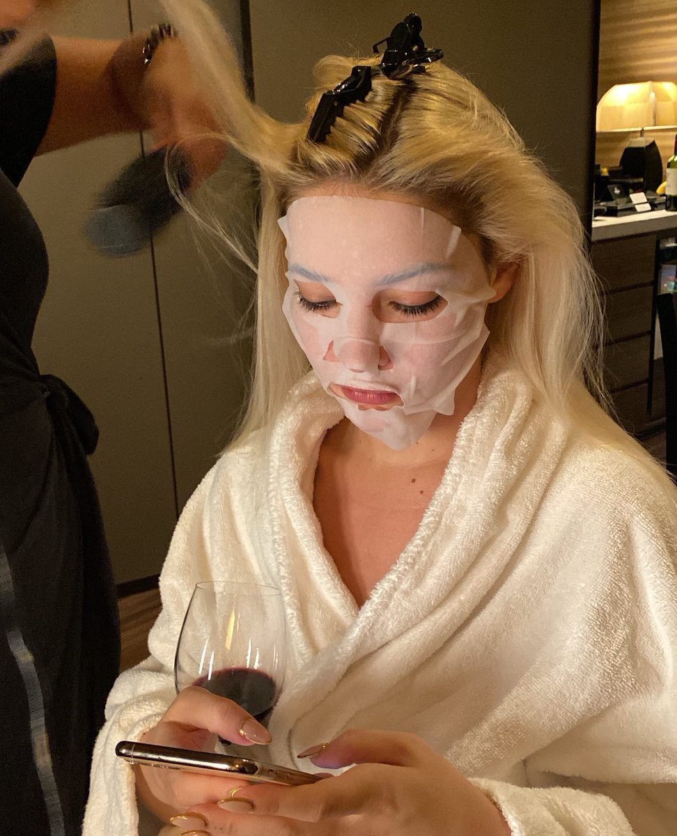 MadelynClineArg's tweet photo. 📸 | Nuevas/viejas fotos de Madelyn Cline preparándose para el evento de Giorgio Armani #GAOneNightOnly el 26/10. https://t.co/YIDv75un3U