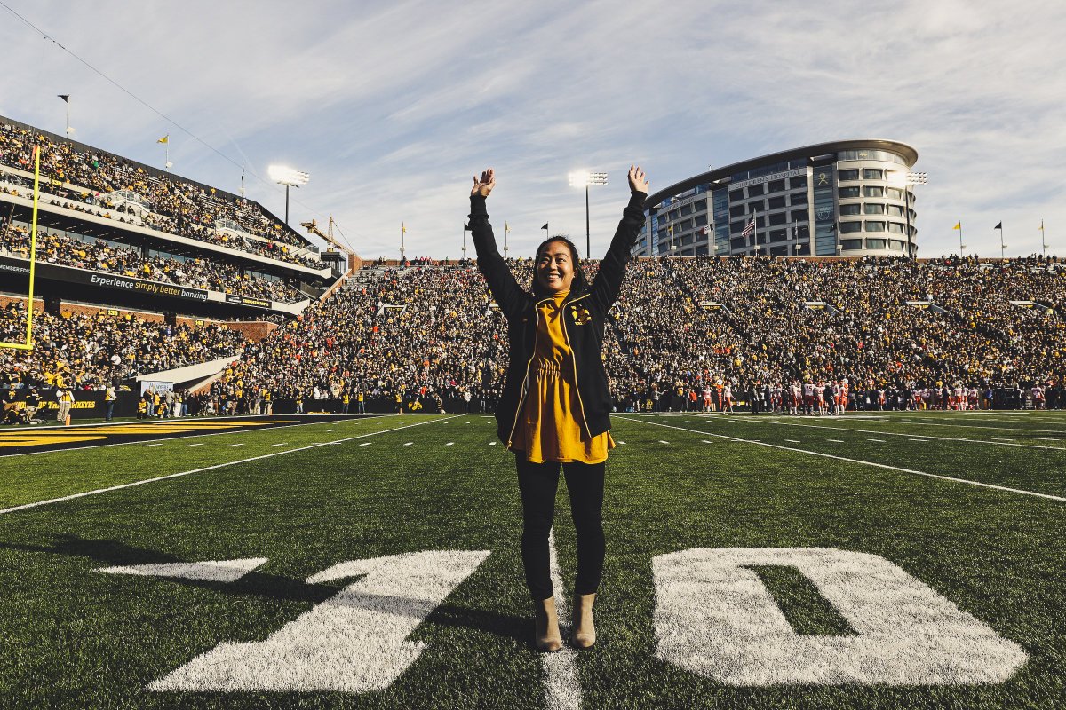 A standing-o for our head coach! 

#Hawkeyes x #FightForIowa