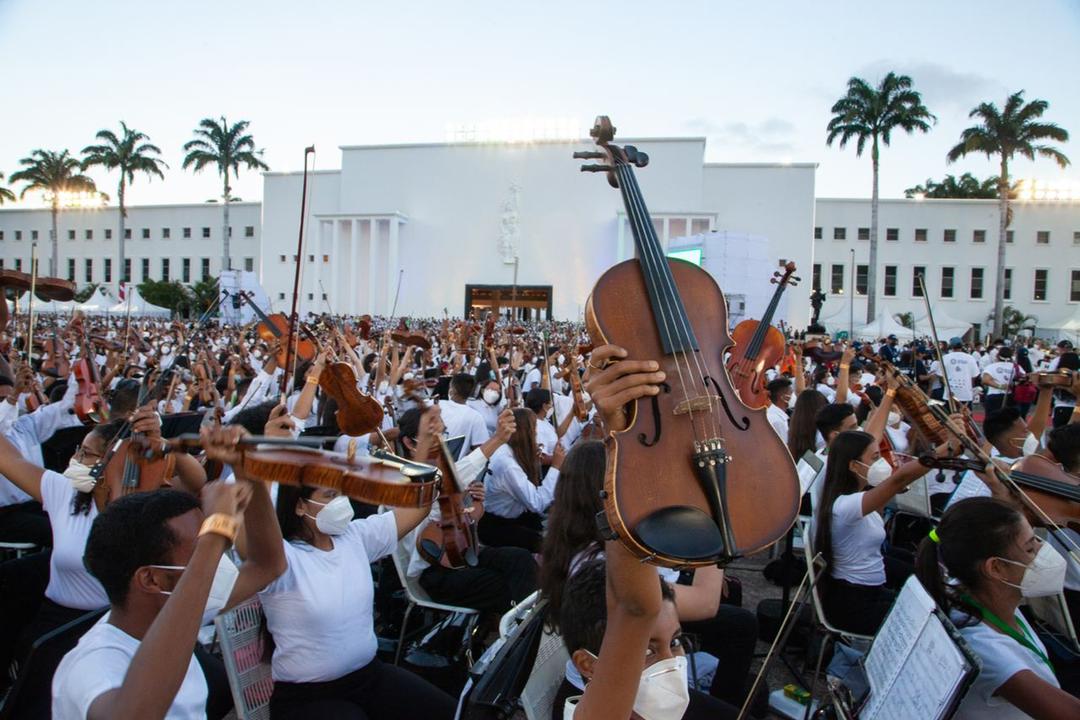 jaarreaza's tweet photo. Gracias muchach@s. L@s mejores músic@s del planeta conforman la #LaOrquestaMasGrandeDelMundo. Oficialmente lograron el Récord Guiness. La Patria está orgullosa de cada un@ de ustedes. El pueblo de Bolívar se los reconoce y agradece desde el alma. ¡Unid@s, vamos por más! https://t.co/vu48NSPkEb