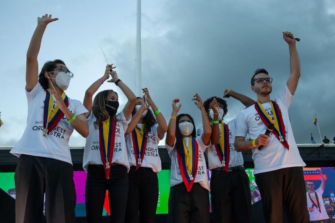 jaarreaza's tweet photo. Gracias muchach@s. L@s mejores músic@s del planeta conforman la #LaOrquestaMasGrandeDelMundo. Oficialmente lograron el Récord Guiness. La Patria está orgullosa de cada un@ de ustedes. El pueblo de Bolívar se los reconoce y agradece desde el alma. ¡Unid@s, vamos por más! https://t.co/vu48NSPkEb