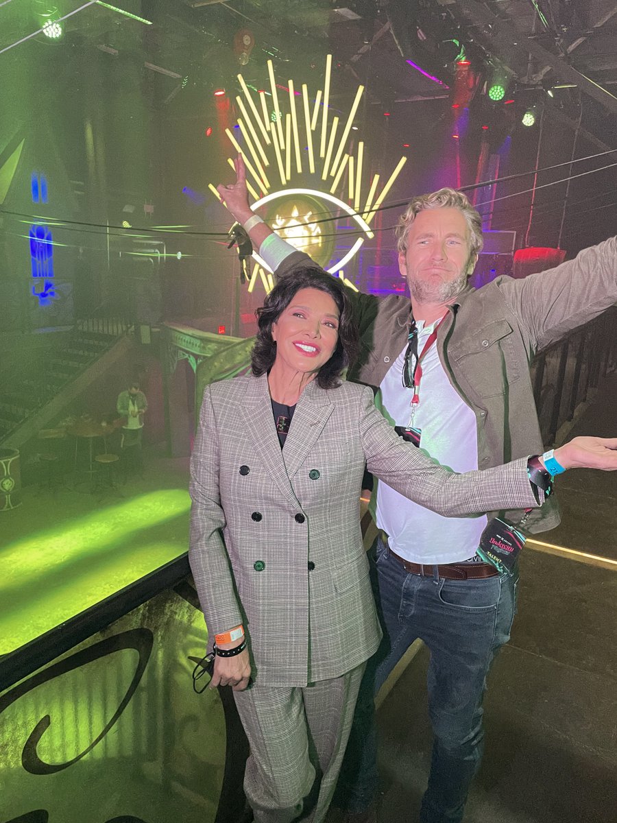 It was such a pleasure to meet #Arcane fans at Riot Games' Undercity Nights event in Los Angeles last night. 

Thank you for having me, and have a lot of fun watching the finale on Netflix! ❤️