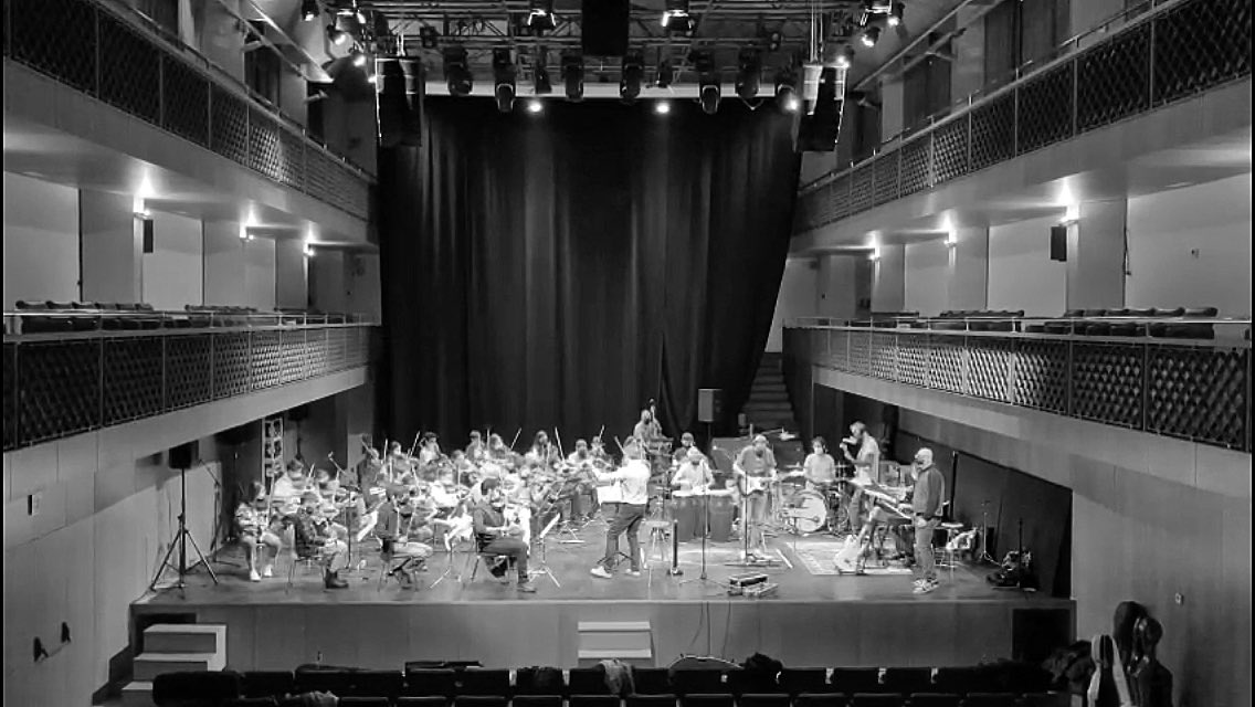 Oriol_Vilella's tweet photo. Jornada completa d’assajos de la qual en sortim súper satisfets!
Demà els @hysteriofunk i la #jonca ho donarem tot sobre l’escenari. Un repertori complet amb els grans èxits d’Hysterio! Una ocasió única de sentir els nostres temes amb tota la seva dimensió orquestral. 🎸🎻🥁🦊 https://t.co/Hb1YNwukim