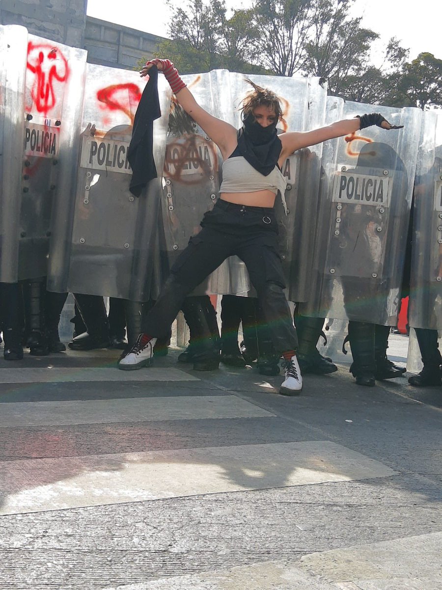 SoyHomosensual's tweet photo. Estas somos las personas a las que teme el @GobCDMX .  

Estas somos las personas a quienes la policía de @Claudiashein agredió con insultos, patadas y gas. 

@Lubruixa une de nuestres periodistas sigue documentando esta agresión a la Marcha de la #MemoriaTrans en CDMX. https://t.co/SQEDKoPuD2