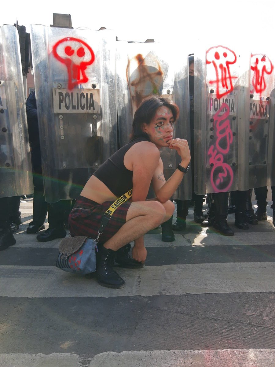 SoyHomosensual's tweet photo. Estas somos las personas a las que teme el @GobCDMX .  

Estas somos las personas a quienes la policía de @Claudiashein agredió con insultos, patadas y gas. 

@Lubruixa une de nuestres periodistas sigue documentando esta agresión a la Marcha de la #MemoriaTrans en CDMX. https://t.co/SQEDKoPuD2