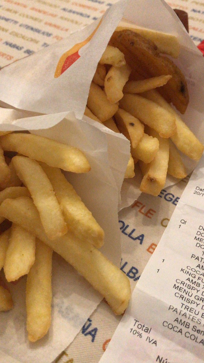 Tonifoixench's tweet photo. @burgerking_es que hemos de hacer cuando lo que pedimos en BurguerKing Sant Cugat para llevar no se corresponde con lo que hemos pagado? No tenemos teléfono de atención al cliente, después de hacer cola de 1 hora patatas equivocadas, no está el helado, y no son lo que pedimos https://t.co/RPbA3KlWQC