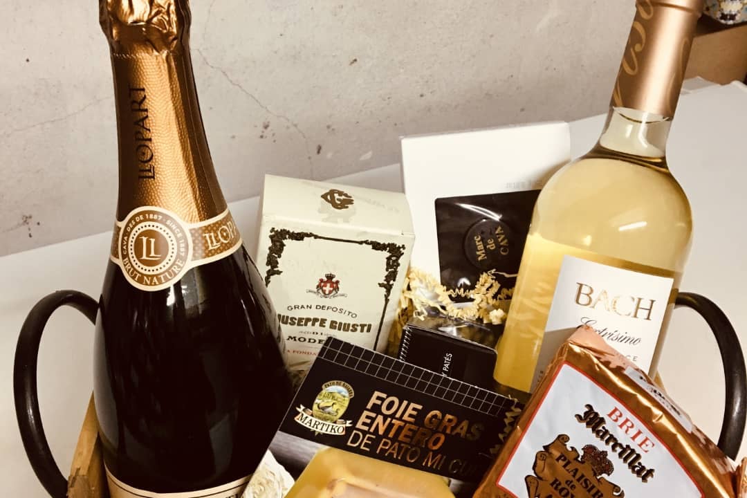 begoferrer's tweet photo. Si el que desitges és regalar qualitat i proximitat et podem ajudar! 🎁

🍷Tenim tot tipus de cistelles preparades per a que puguis regalar als que més t’estimes: Amics, familiars, companys de feina… Les possibilitats són quasi il·limitades. 🍾 🍮🥩🍽️  

https://t.co/gnYCPkc3MF https://t.co/kaXhIcZKGm