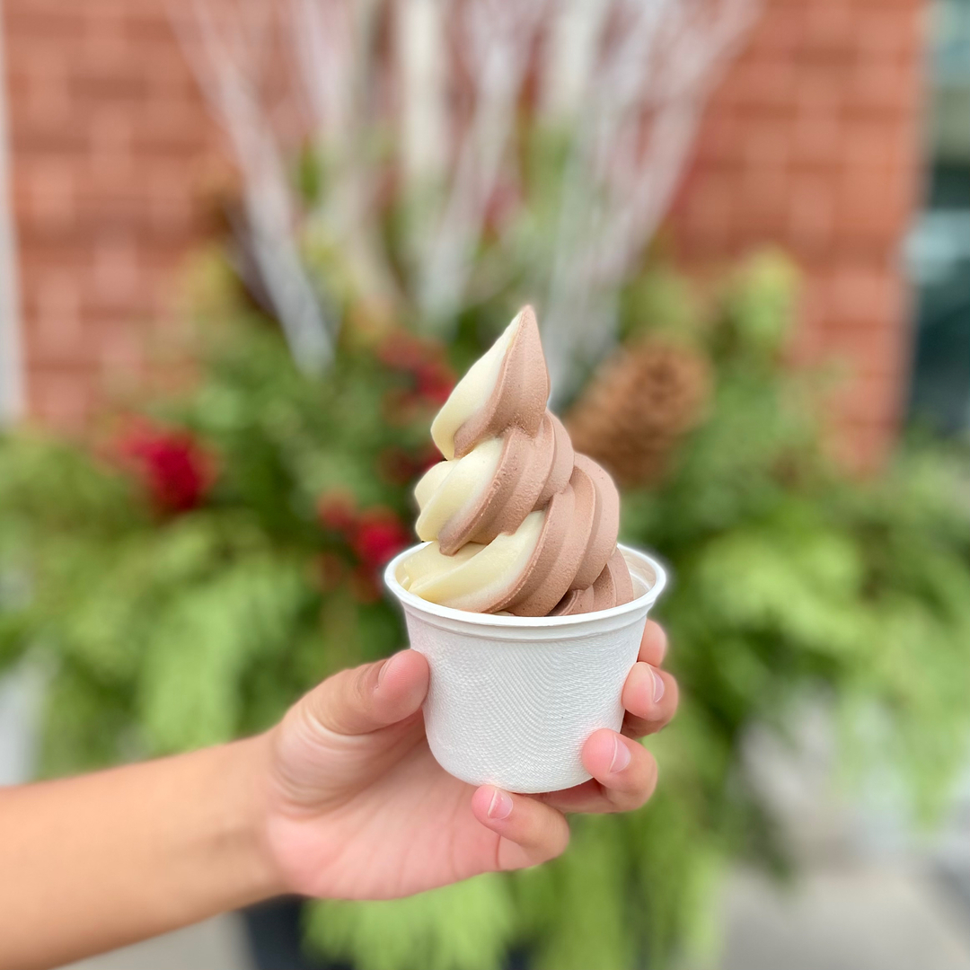 fourallicecream's tweet photo. Holiday shopping Uptown means holiday snacking Uptown. Stop in for our latest soft serve combo on your next trip Uptown. 🍦
🍊Clementine Sorbet (GF, V)
🌰Chocolate Hazelnut (GF)
🍊🌰Twist
#fourallicecream #smallbatch #icecream #kwawesome #wrawesome #cultkw #supportlo https://t.co/lbMczC8pn7