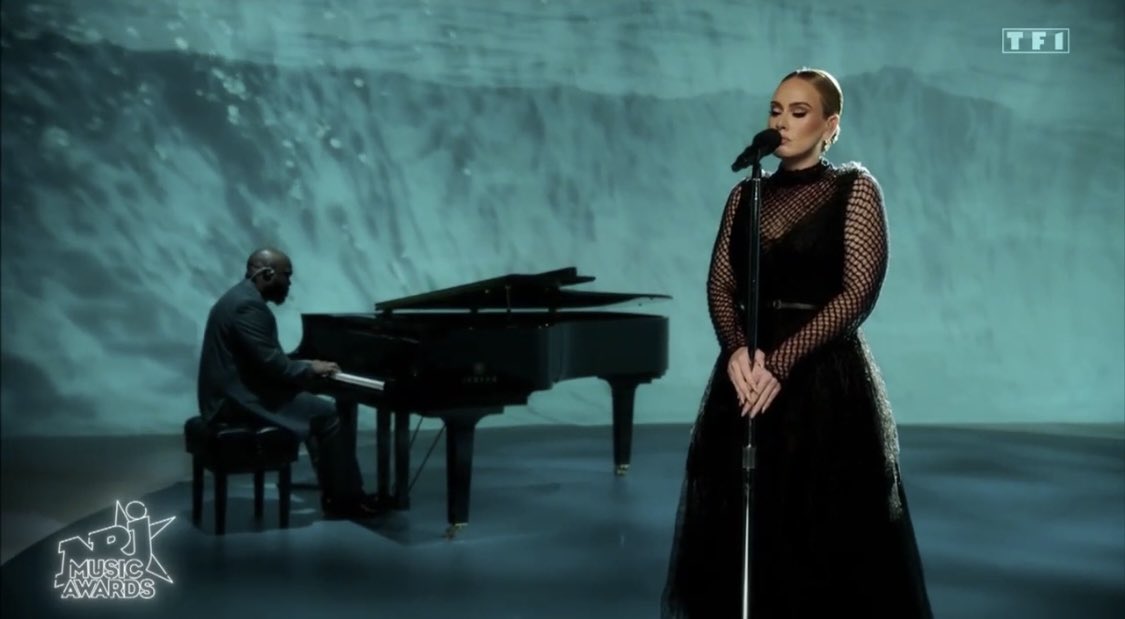 ILuvUAdele's tweet photo. This Dior dress with the emerald visuals on the back, simply beautiful and makes her eyes stand out, I saw her more relaxed😍
#AdeleEasyOnMe
#Adele https://t.co/L6pSFoskxC
