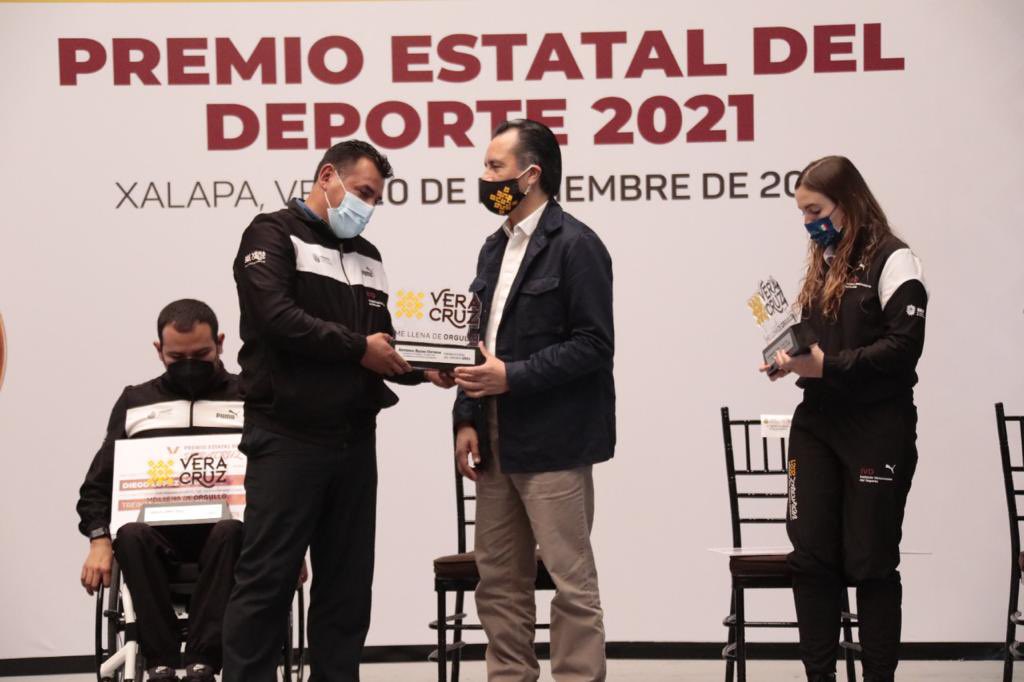 ZenyazenEscobar's tweet photo. En manos de nuestro mandatario fue entregado el “Premio Estatal del Deporte 2021” a quienes llevaron la representación de los demás merecedores de este reconocimiento, el deportista paralímpico Diego López Díaz, así como a Sofía Reynoso Díaz Barriga integrante de este premio. https://t.co/IhUhHt0VUU