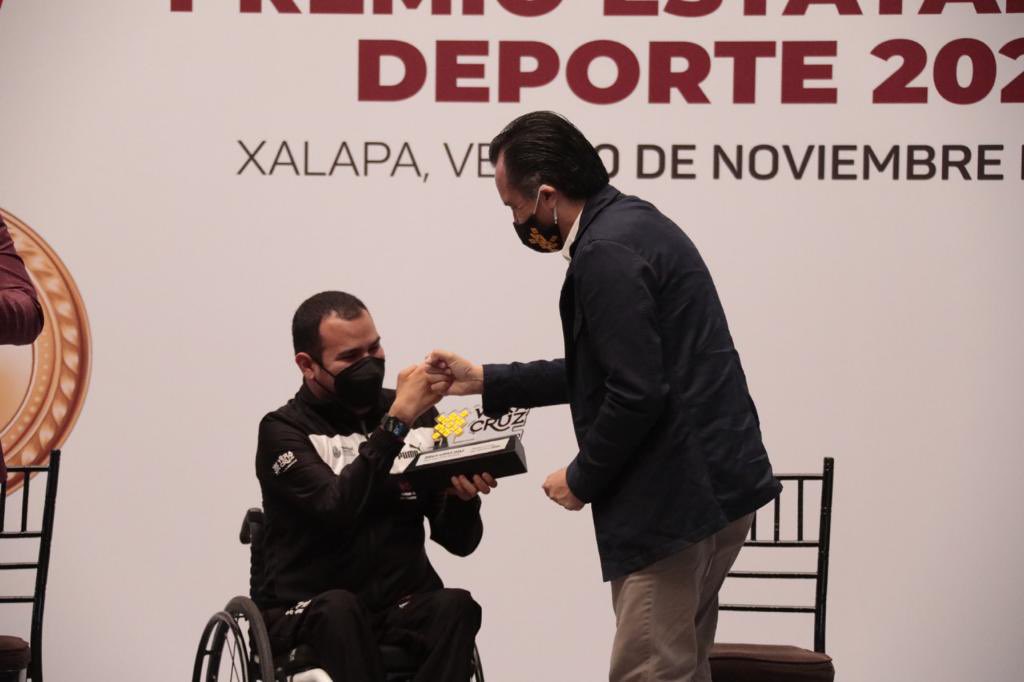 ZenyazenEscobar's tweet photo. En manos de nuestro mandatario fue entregado el “Premio Estatal del Deporte 2021” a quienes llevaron la representación de los demás merecedores de este reconocimiento, el deportista paralímpico Diego López Díaz, así como a Sofía Reynoso Díaz Barriga integrante de este premio. https://t.co/IhUhHt0VUU