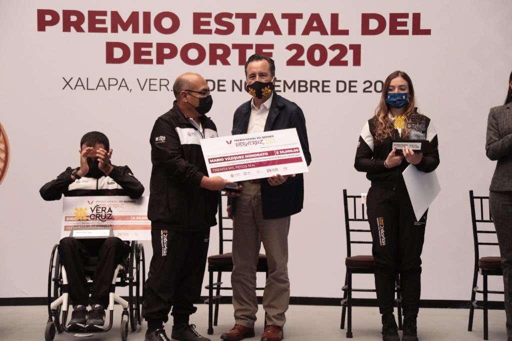 ZenyazenEscobar's tweet photo. En manos de nuestro mandatario fue entregado el “Premio Estatal del Deporte 2021” a quienes llevaron la representación de los demás merecedores de este reconocimiento, el deportista paralímpico Diego López Díaz, así como a Sofía Reynoso Díaz Barriga integrante de este premio. https://t.co/IhUhHt0VUU