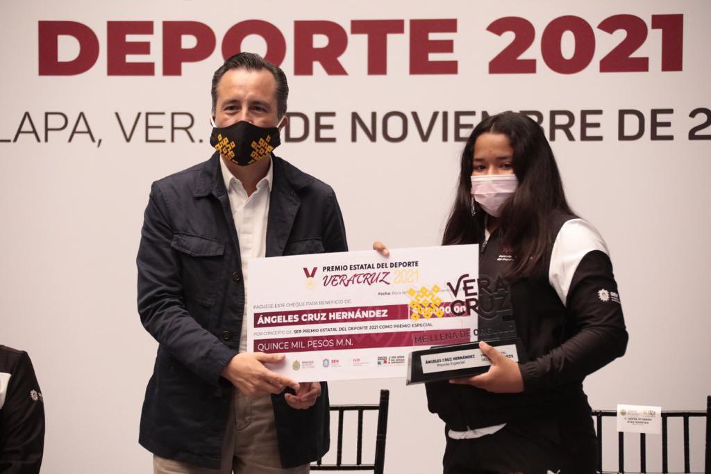 ZenyazenEscobar's tweet photo. En manos de nuestro mandatario fue entregado el “Premio Estatal del Deporte 2021” a quienes llevaron la representación de los demás merecedores de este reconocimiento, el deportista paralímpico Diego López Díaz, así como a Sofía Reynoso Díaz Barriga integrante de este premio. https://t.co/IhUhHt0VUU
