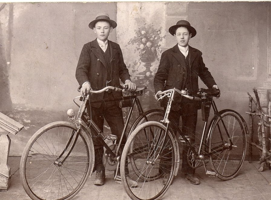 MichelMagniez's tweet photo. Question bête : jusqu'aux années 50-60, une grande part des gens se déplacent à #vélo.
Pourtant, il n'y a pas d'arceau vélo à l'époque dans les rues.
Où les gens garaient-ils donc leur vélo, quand ils allaient à l'épicerie, au café, chez le boulanger, etc. ? https://t.co/vO0A3WhP31