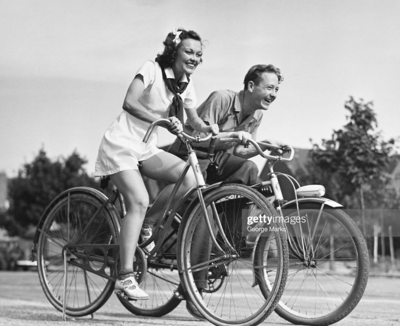 MichelMagniez's tweet photo. Question bête : jusqu'aux années 50-60, une grande part des gens se déplacent à #vélo.
Pourtant, il n'y a pas d'arceau vélo à l'époque dans les rues.
Où les gens garaient-ils donc leur vélo, quand ils allaient à l'épicerie, au café, chez le boulanger, etc. ? https://t.co/vO0A3WhP31