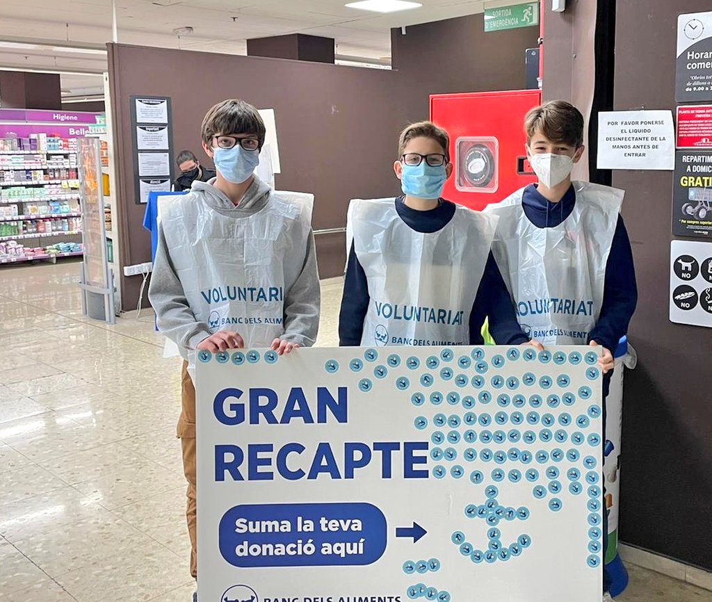 ClubBalandrau's tweet photo. Acabem la jornada del @GranRecapte amb els voluntaris de 3r d'ESO.
Moltes gràcies a tots els #voluntaris que han fet possible el #GranRecapte. https://t.co/zw6InPNZeP