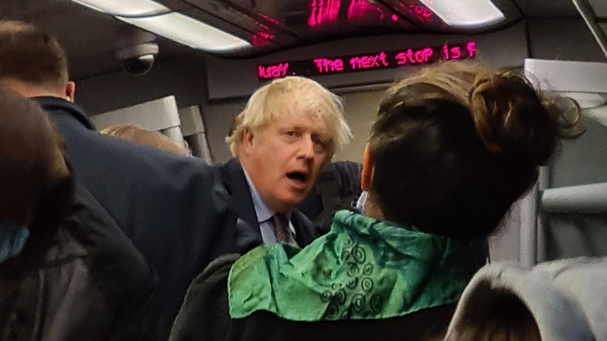 DailyMirror's tweet image. Boris Johnson caught without mask again hours after apologising for not wearing one mirror.co.uk/news/politics/…