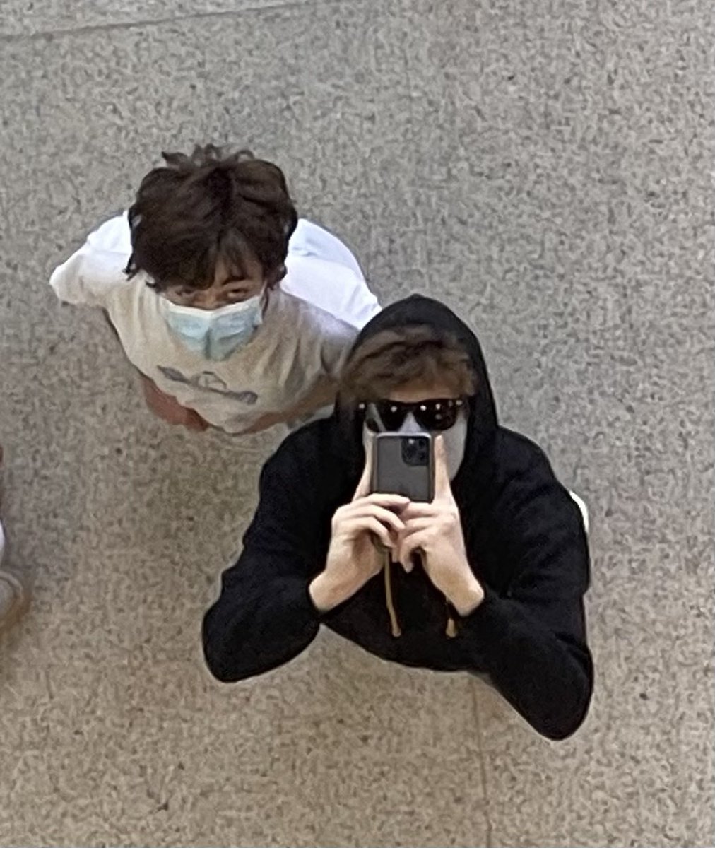 Ranboosaysstuff's tweet image. Simply looking