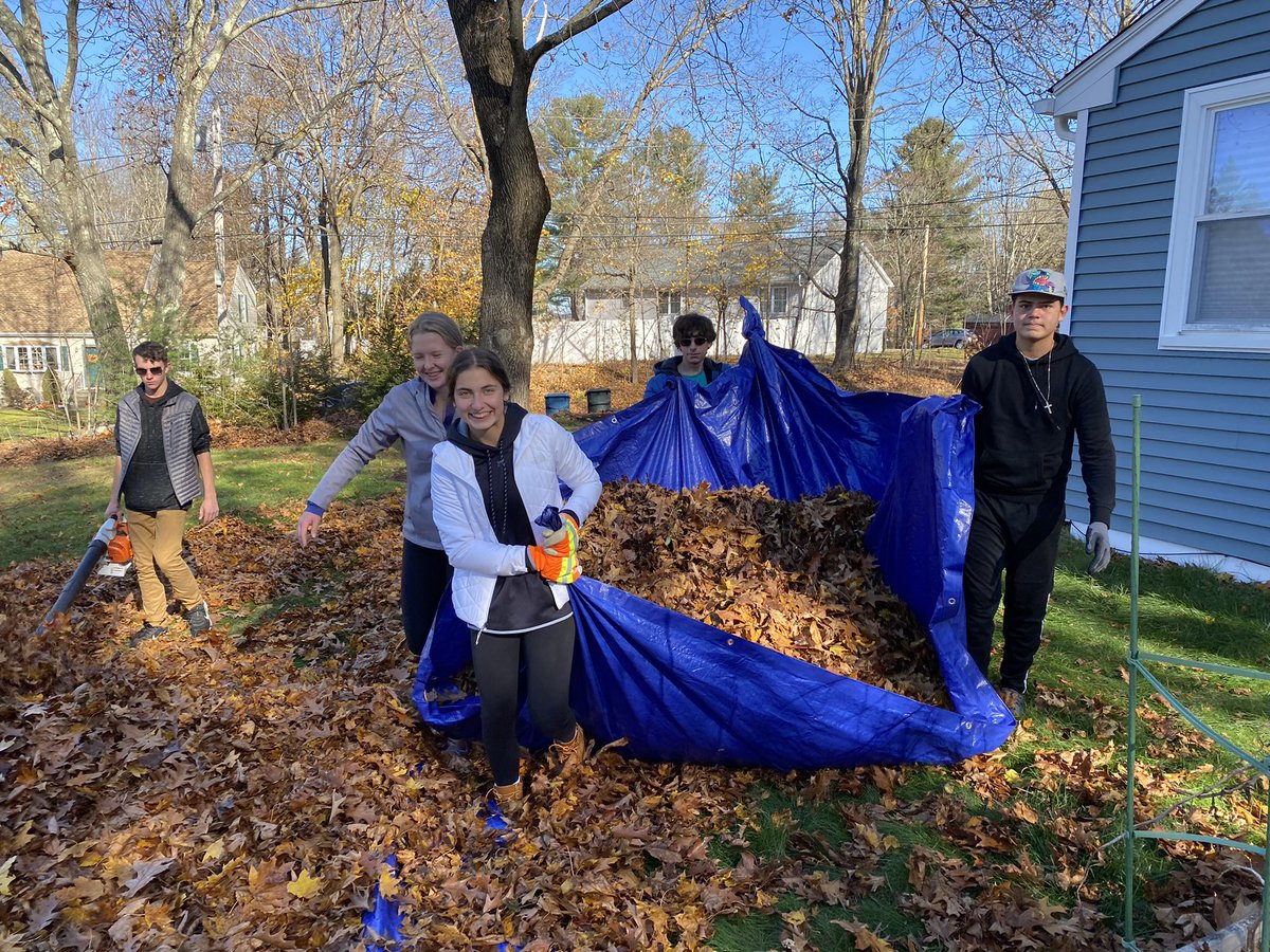 AHSGriffin's tweet photo. Shout out to our class of 2023 volunteers who worked so hard around town today helping out those in the community raking leaves! 🍁🍂💪🏼 #backatittomorrow https://t.co/lNuM7BjcF5