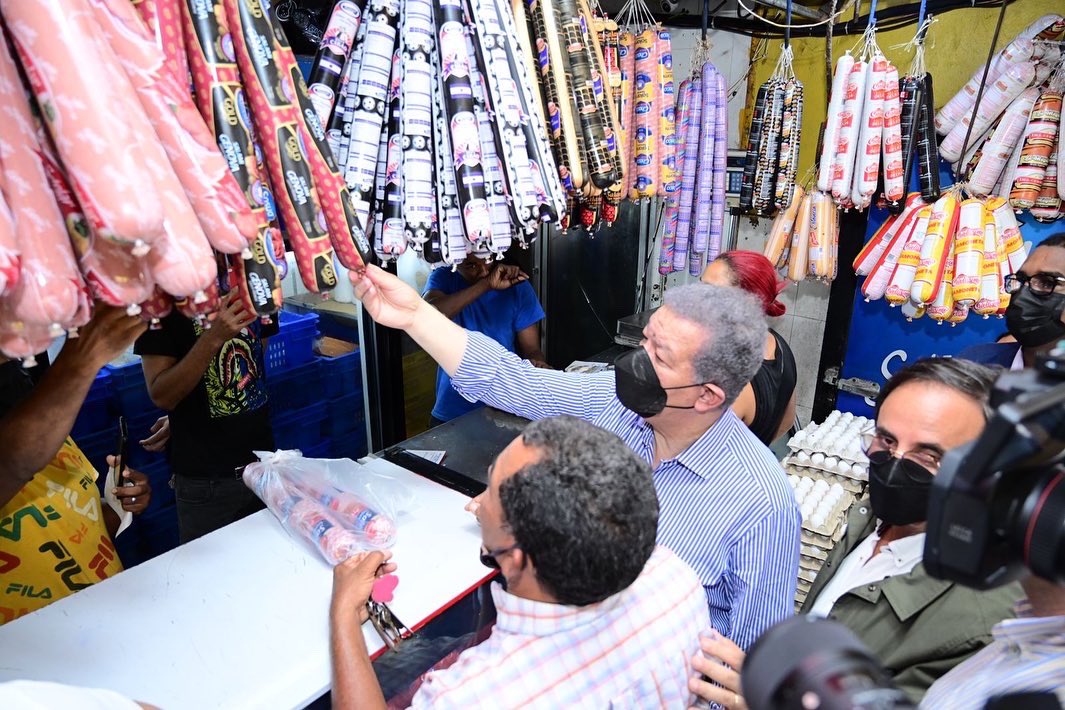 LeonelFernandez's tweet photo. Intercambiando impresiones con vendedores del Mercado Nuevo, durante nuestro recorrido de hoy en la circunscripción número 3 del Distrito Nacional, visita en la cual hemos tenido contacto con diversos sectores sociales de esta demarcación. https://t.co/gm0Hu9MgIZ