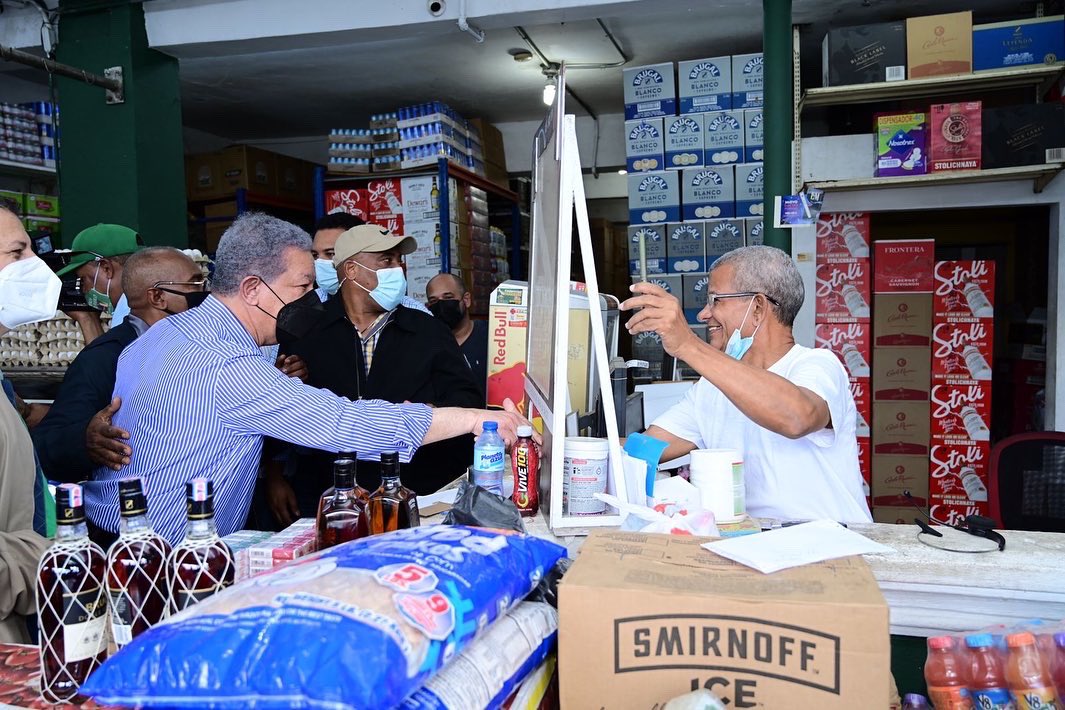 LeonelFernandez's tweet photo. Intercambiando impresiones con vendedores del Mercado Nuevo, durante nuestro recorrido de hoy en la circunscripción número 3 del Distrito Nacional, visita en la cual hemos tenido contacto con diversos sectores sociales de esta demarcación. https://t.co/gm0Hu9MgIZ