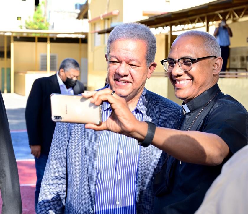 LeonelFernandez's tweet photo. Magnífico almuerzo con 9 de los 11 sacerdotes de la circunscripción 3 del Distrito Nacional, en la Parroquia Santo Cura de Ars.
Gracias a todos los participantes de este encuentro por su hospitalidad y por manifestarnos sus preocupaciones y esperanzas con relación a nuestro país. https://t.co/BLFFusho8X