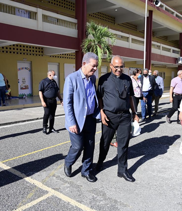 LeonelFernandez's tweet photo. Magnífico almuerzo con 9 de los 11 sacerdotes de la circunscripción 3 del Distrito Nacional, en la Parroquia Santo Cura de Ars.
Gracias a todos los participantes de este encuentro por su hospitalidad y por manifestarnos sus preocupaciones y esperanzas con relación a nuestro país. https://t.co/BLFFusho8X