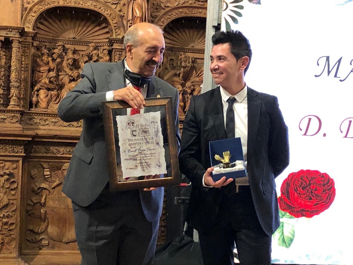 DPTeruel's tweet photo. MEDALLAS AMANTES 2/3
El PTE @manuelrandolo ha entregado las Manos de Plata de los Amantes a @David_Civera y el DP de Cultura y Turismo @diegopmon la Medalla de Plata a la Fundación Sta. María de Albarracín.

#juntoshacemosprovincia https://t.co/5Plvrd20C8