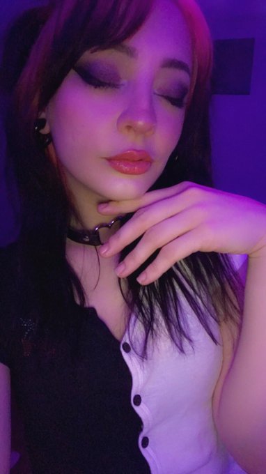 Hope everyone&rsquo;s having a great day today 🖤 https://t.co/n1anX74xzj