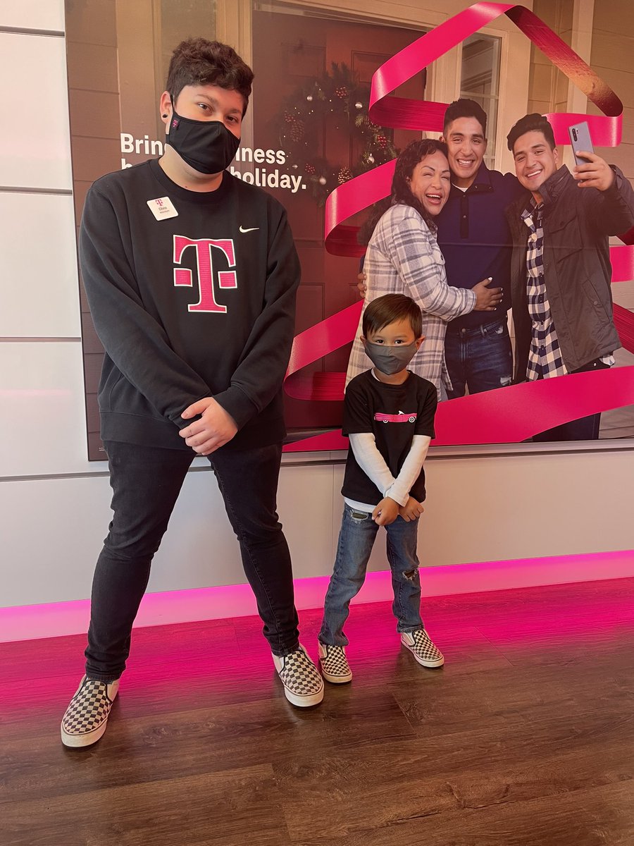 Chris and Jax are matchy matchy! Get to Exclusive wireless to get the best MAGENTA offers this weekend! #MagentaFriday #MagentaLove <a href="/TMobile/">T-Mobile</a> @LeslieJohn214 @JacksonTingley <a href="/TracyNolan_/">Tracy E. Nolan</a>